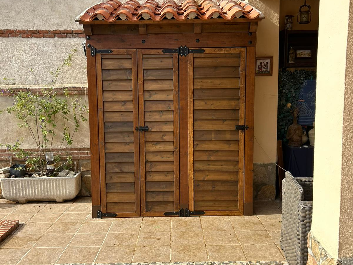 Caseta de jardín con tejado cerámico. Caseta de jardín con tejado cerámico.