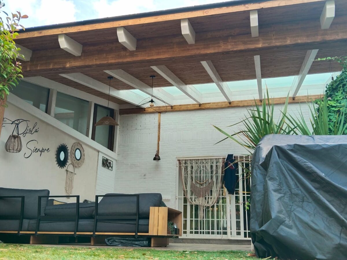 Ganando espacio de hogar con porche bicolor con tragaluz.