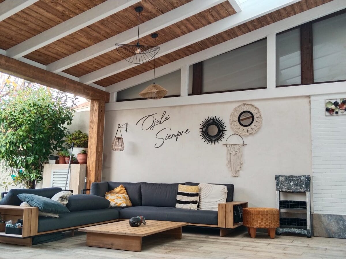 Ganando espacio de hogar con porche bicolor con tragaluz.