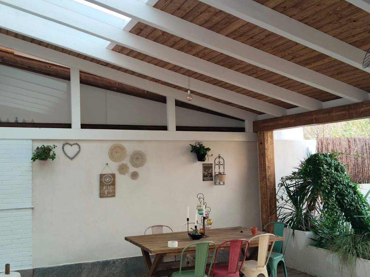 Ganando espacio de hogar con porche bicolor con tragaluz.