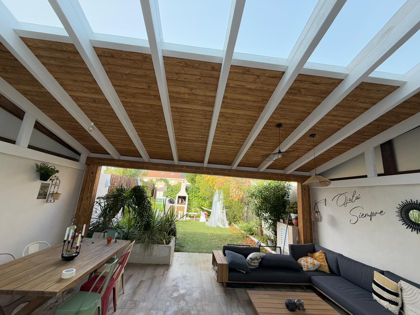 Ganando espacio de hogar con porche bicolor con tragaluz.