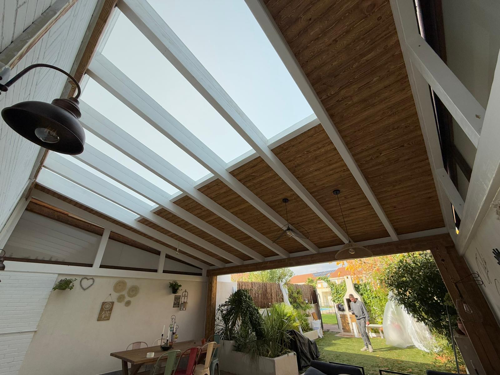 Ganando espacio de hogar con porche bicolor con tragaluz.