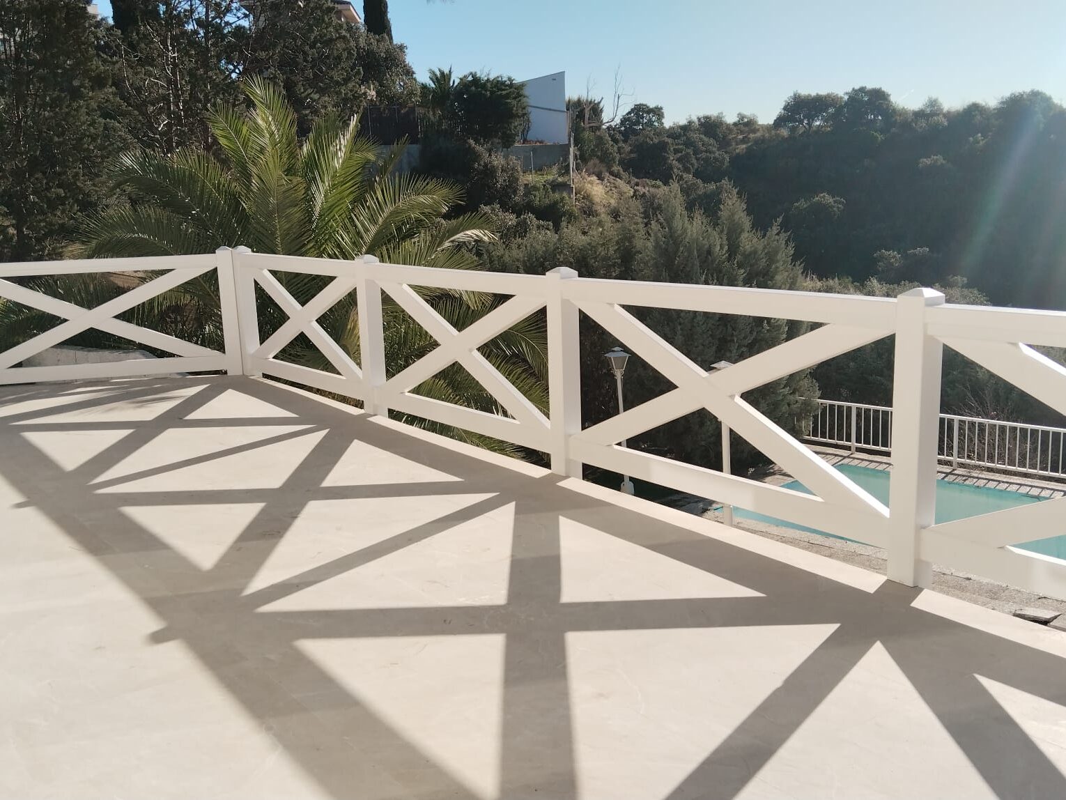 Barandilla moderna en terraza.