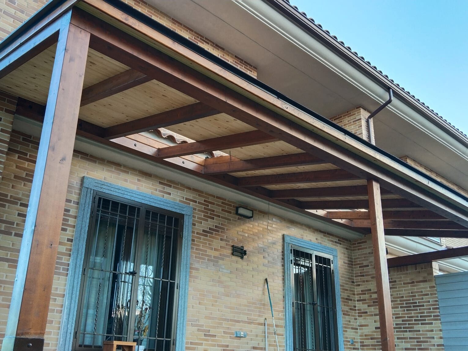 Porche bicolor con tragaluz.