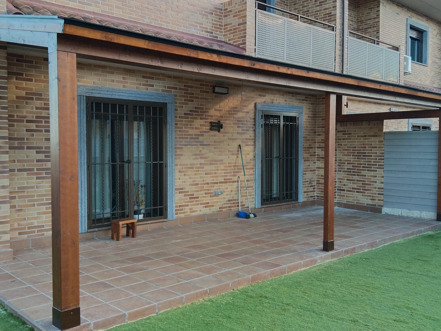 Porche bicolor con tragaluz.