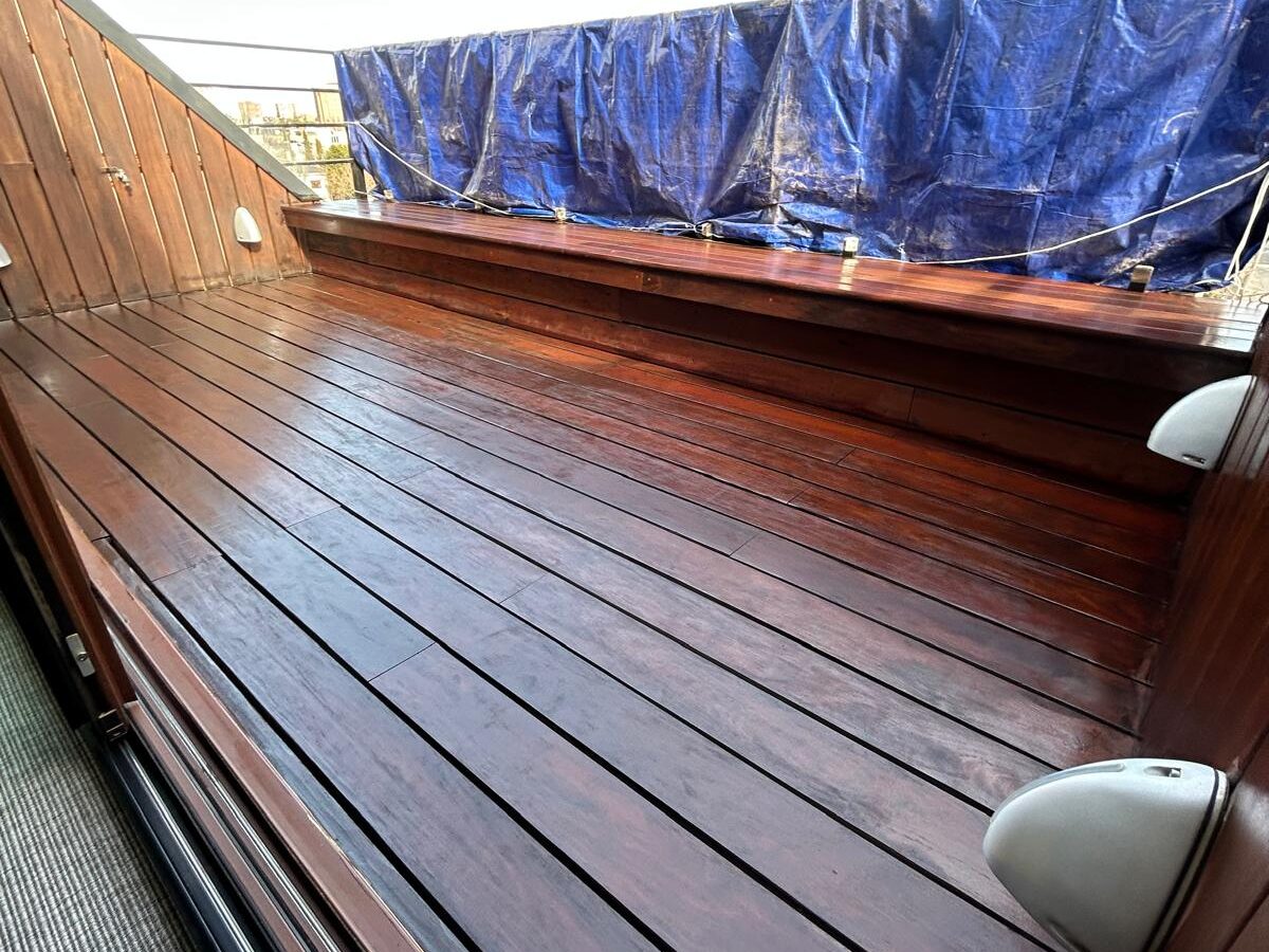 Balcón forrado de tarima.