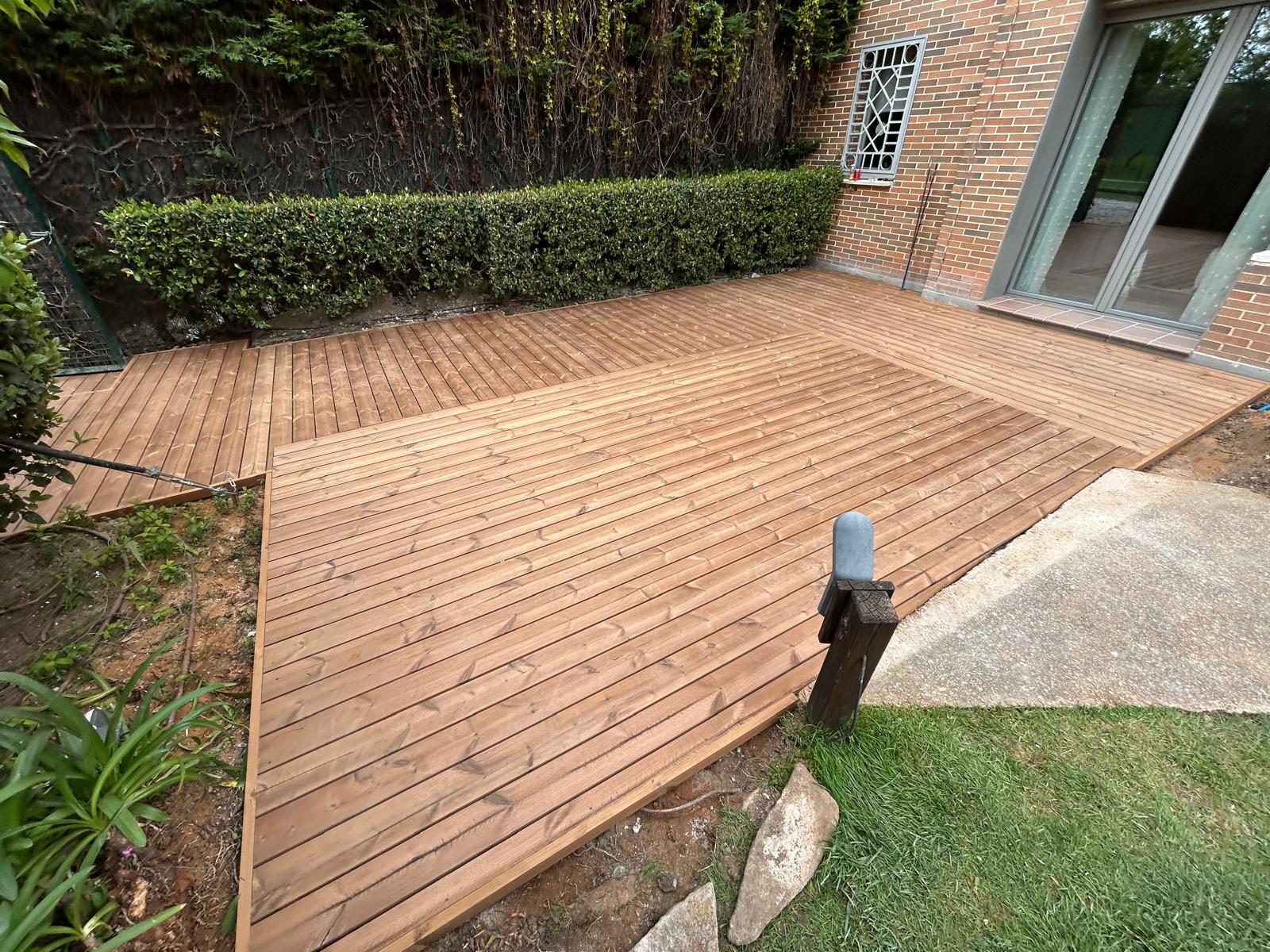 Zonas de paso del jardín con tarima.