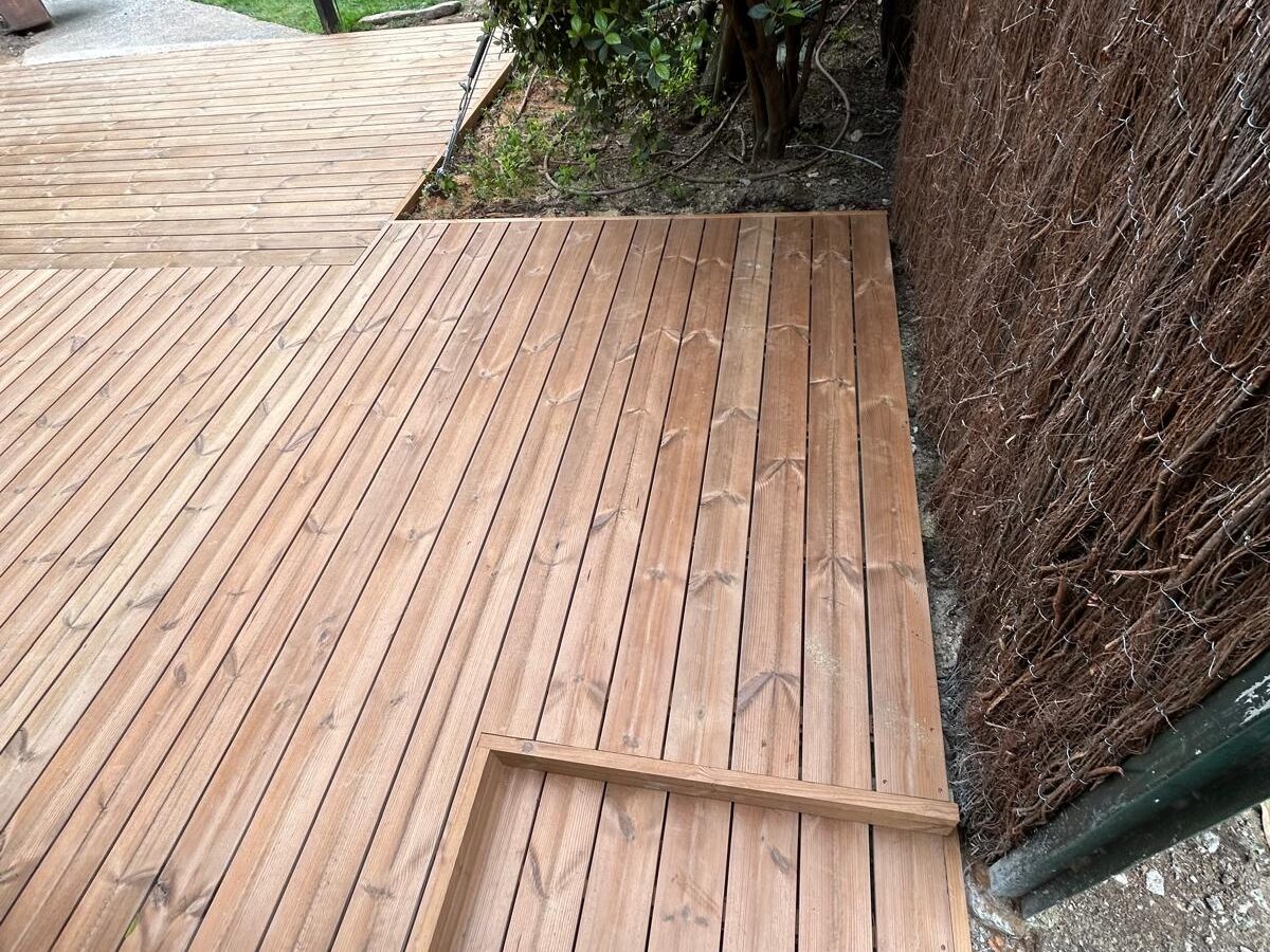 Zonas de paso del jardín con tarima.