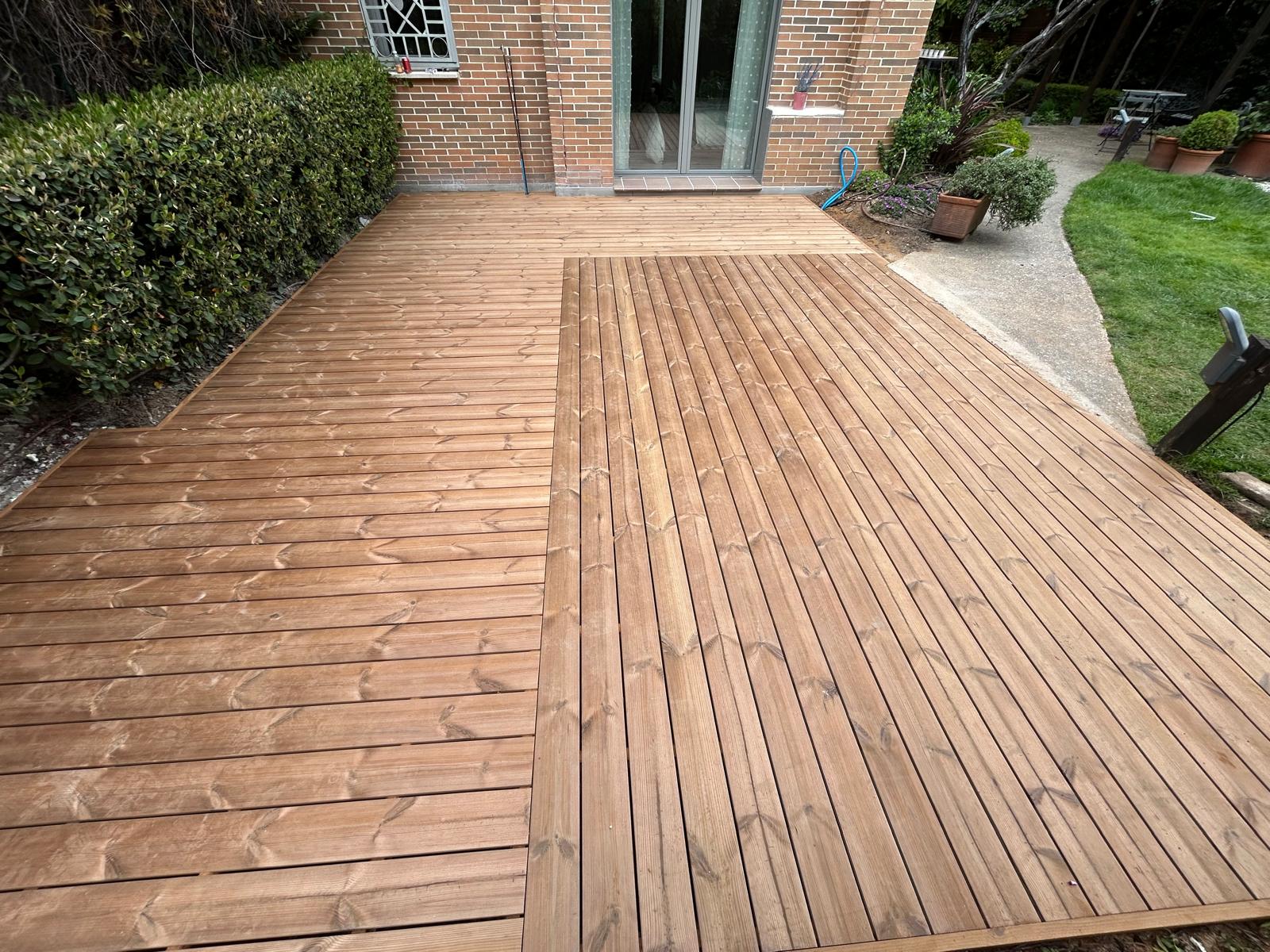 Zonas de paso del jardín con tarima.