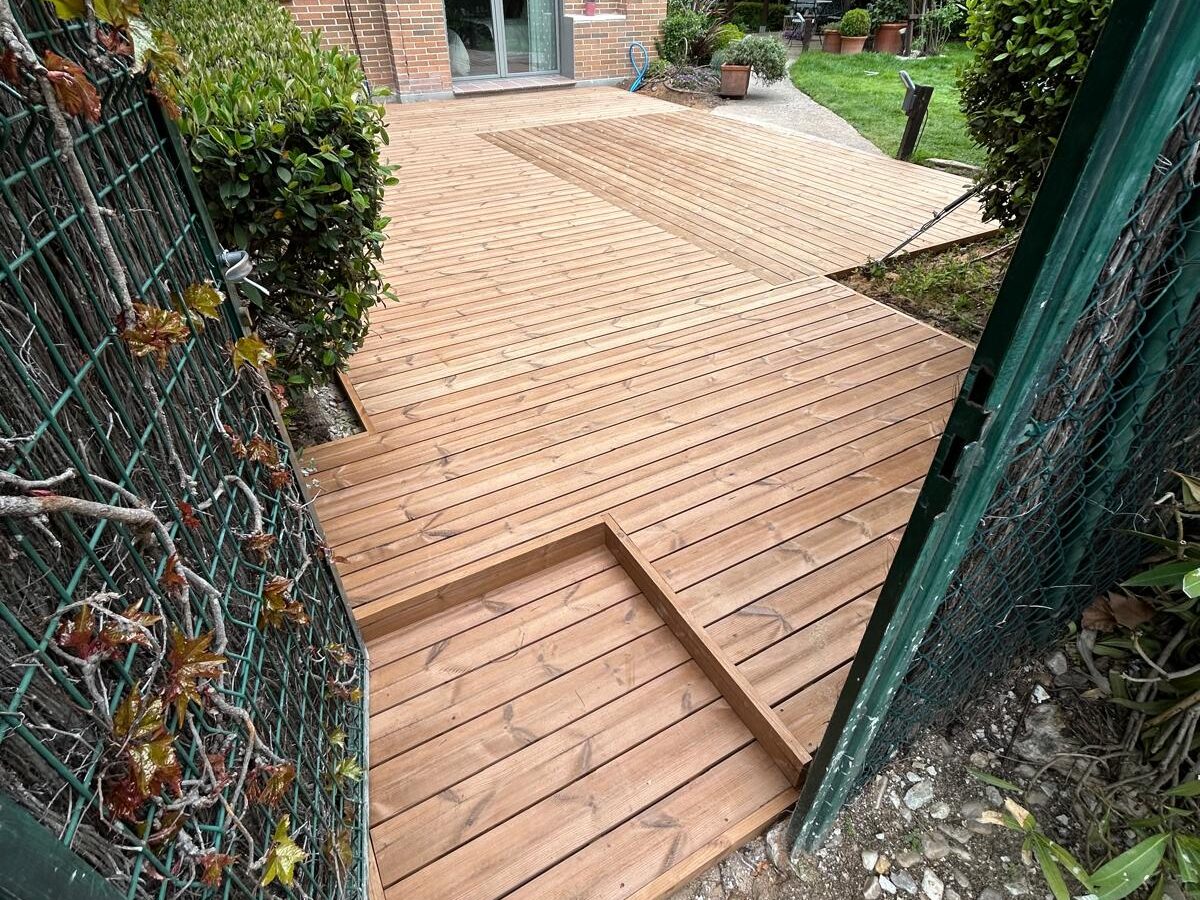 Zonas de paso del jardín con tarima.