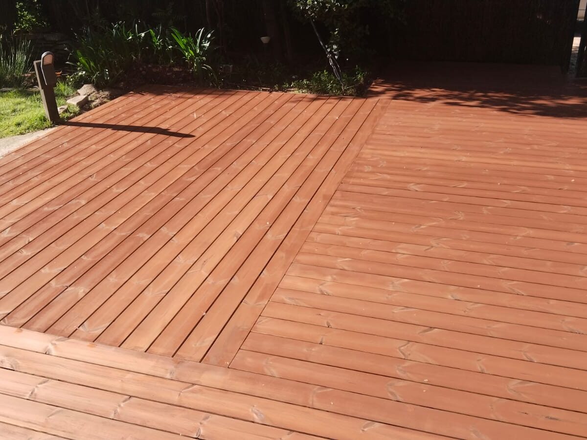 Zonas de paso del jardín con tarima.