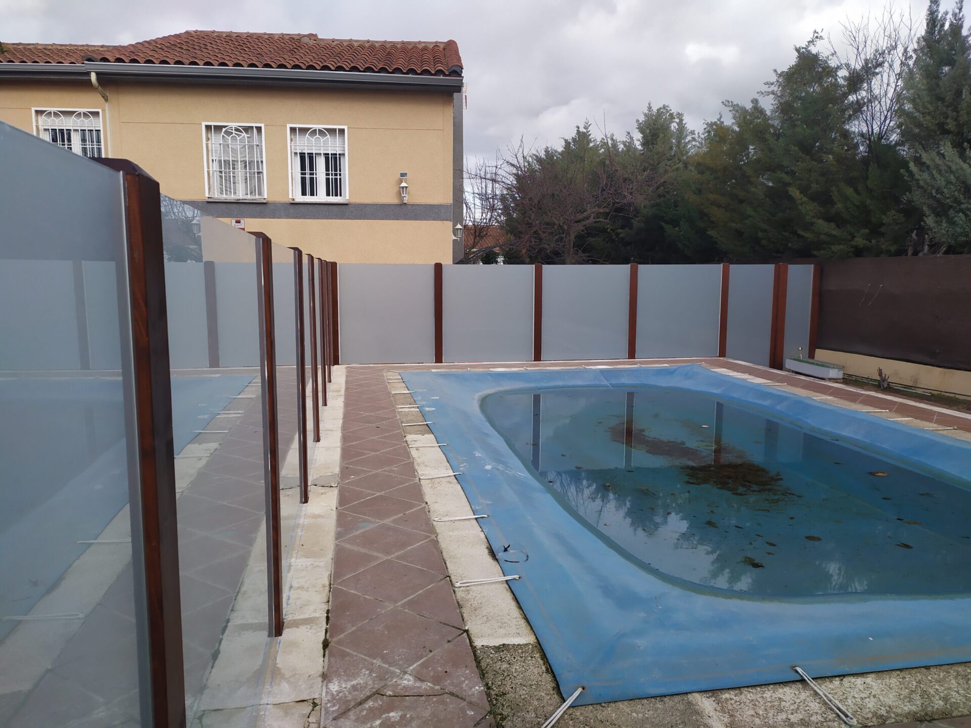 Valla de cristal y madera.