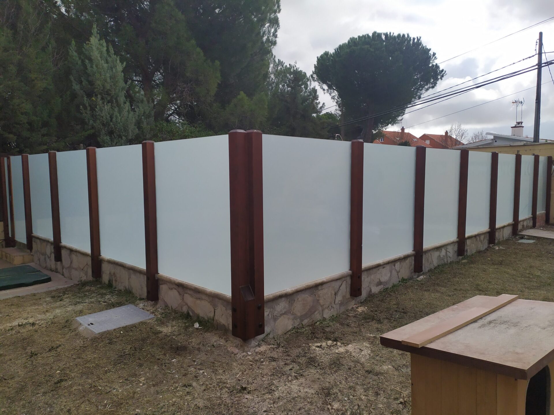 Valla de cristal y madera.