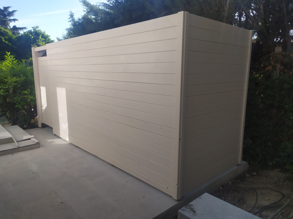 Caseta de jardín para uso de baños de piscina.