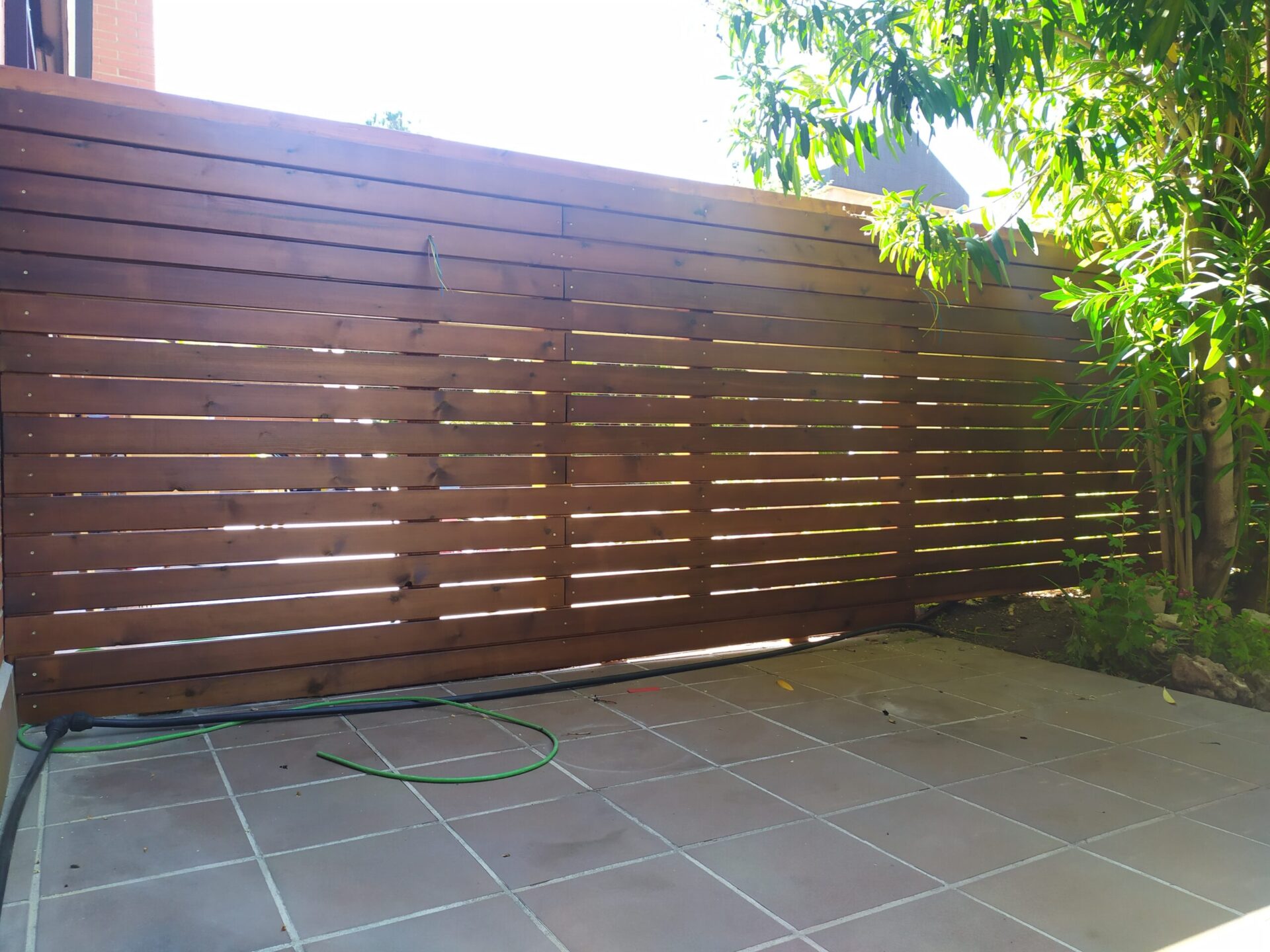 Valla de tablas horizontales.