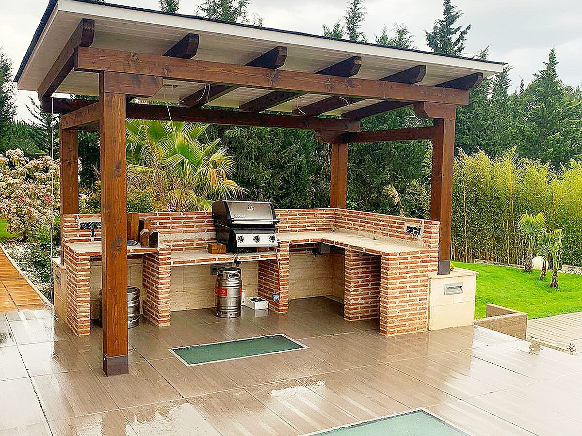 Porche para zona de barbacoa.