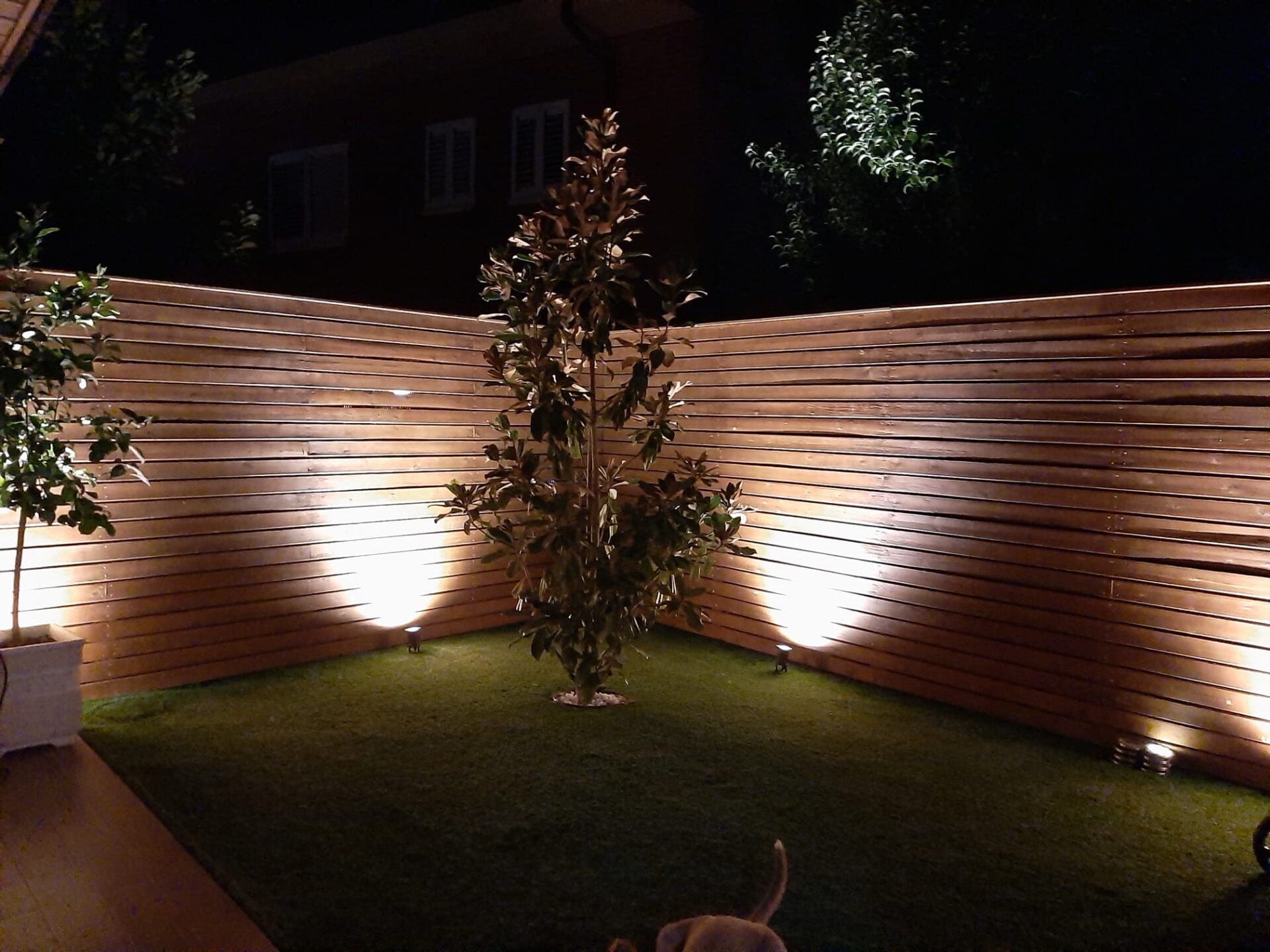 Valla de tablas horizontales.