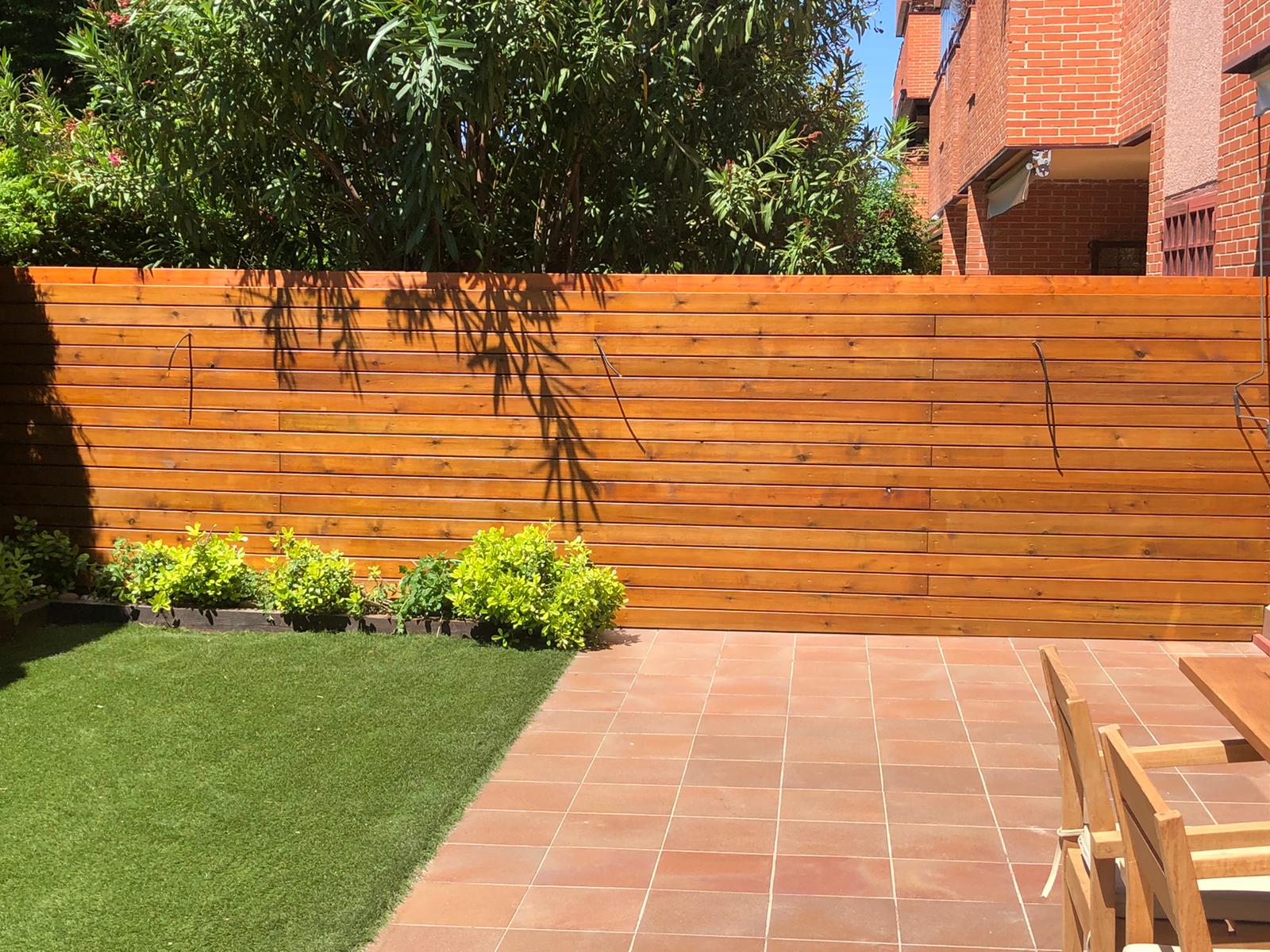 Valla de tablas horizontales.