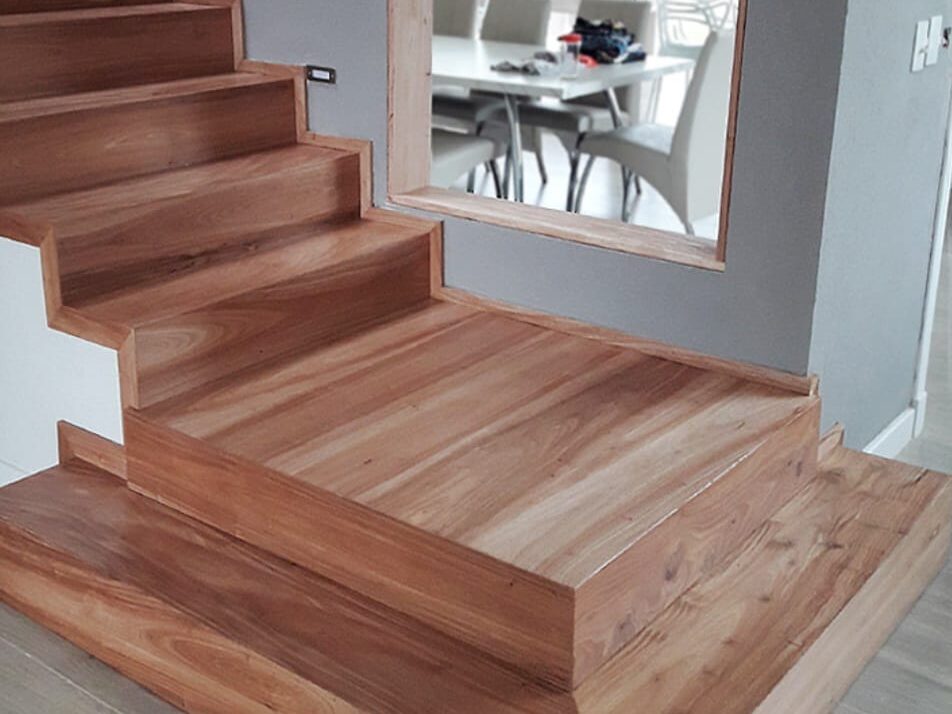 Escalera interior de tarima.