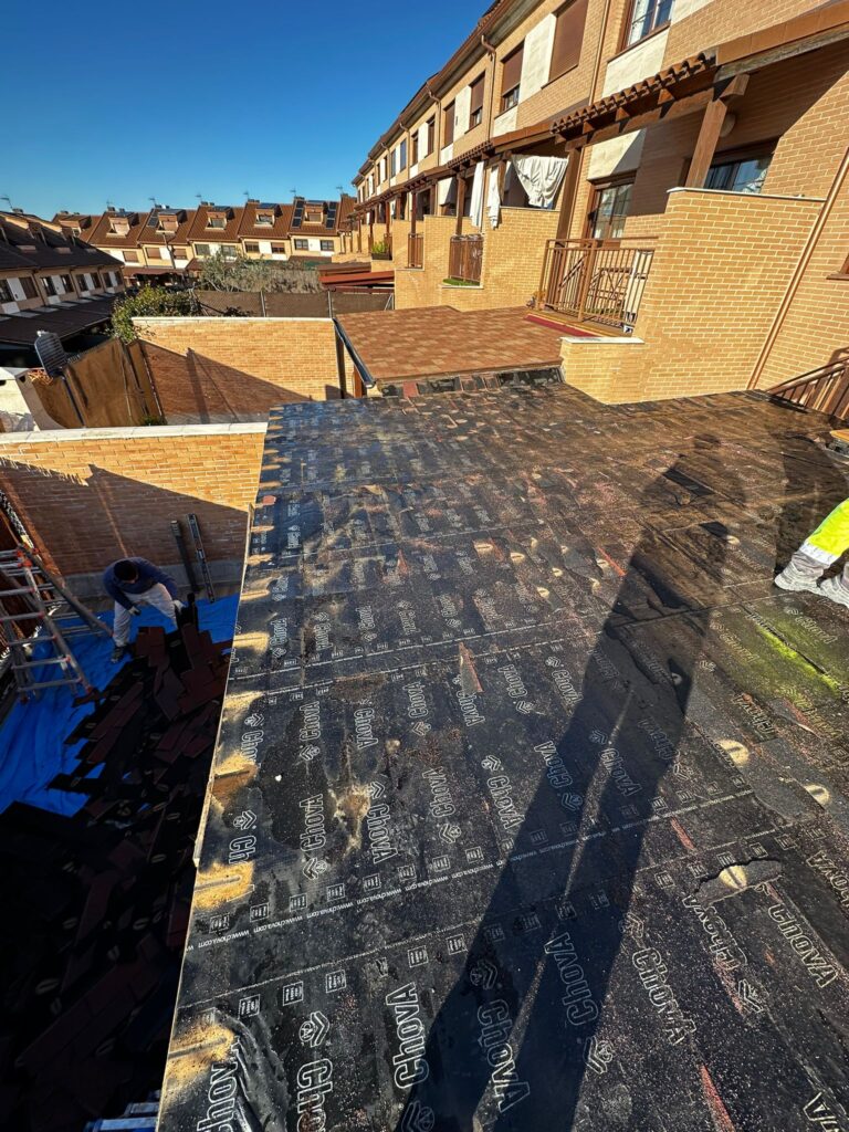 La tela asfaltica es demasiado rigida para las dilataciones de la madera. Mejor manta bituminosa