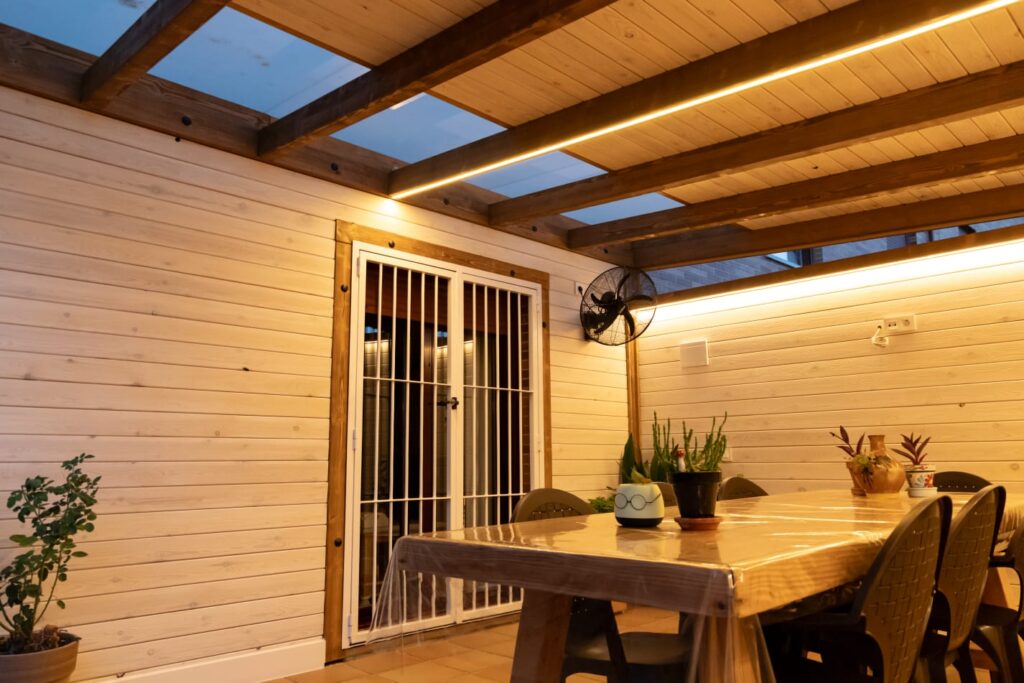 Iluminacion embutida en porche de madera