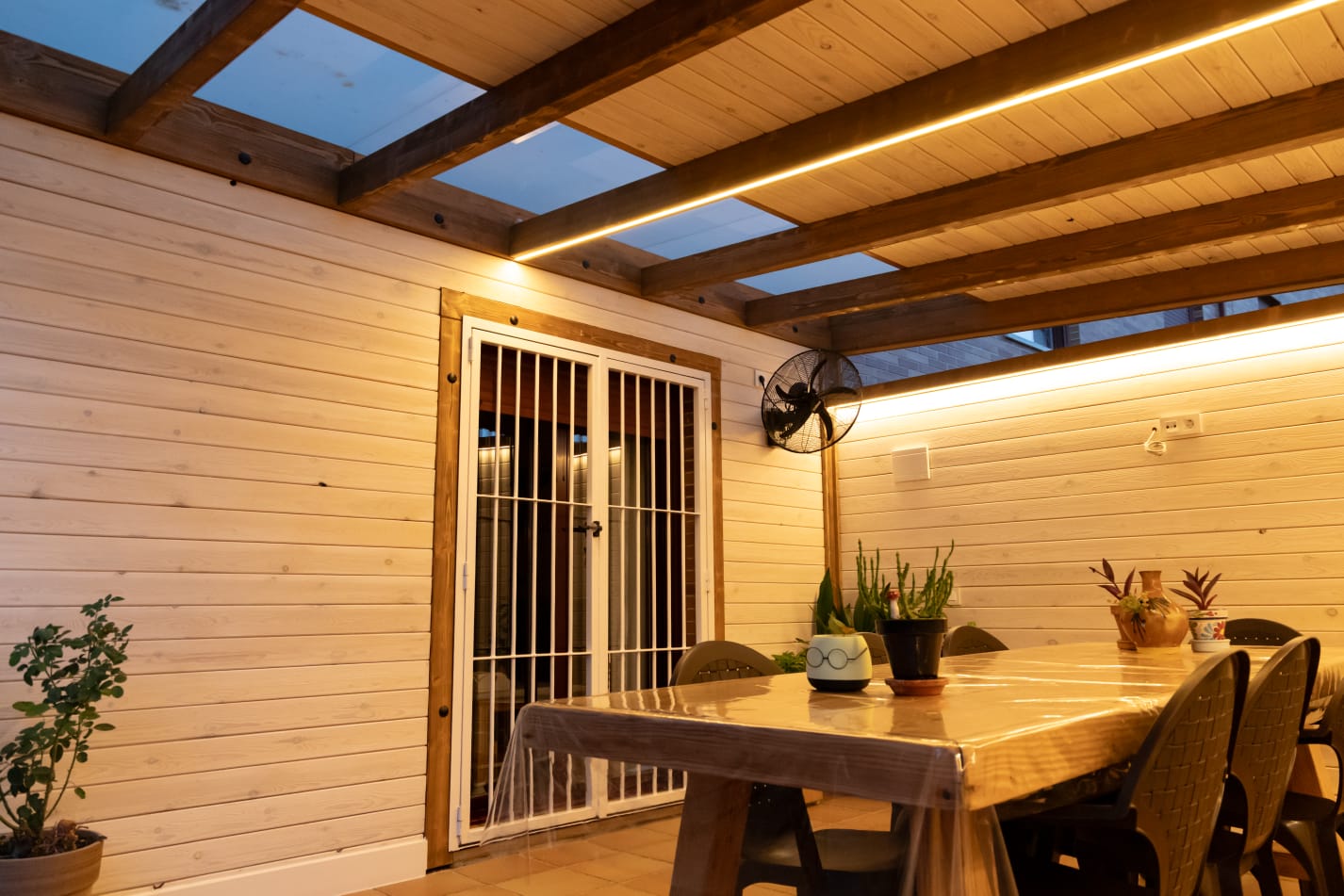 Iluminacion embutida en porche de madera