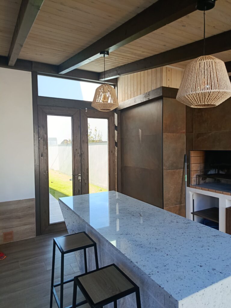 Puerta a medida de madera y cristal en Cubas de la Sagra