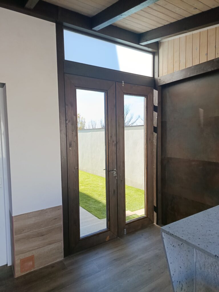 Puerta a medida de madera y cristal en Cubas de la Sagra