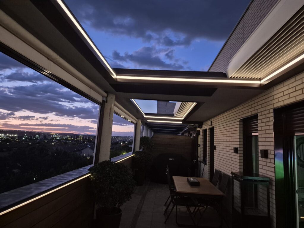 En la imagen se una terraza de un atico cubierta con una pergola bioclimatica