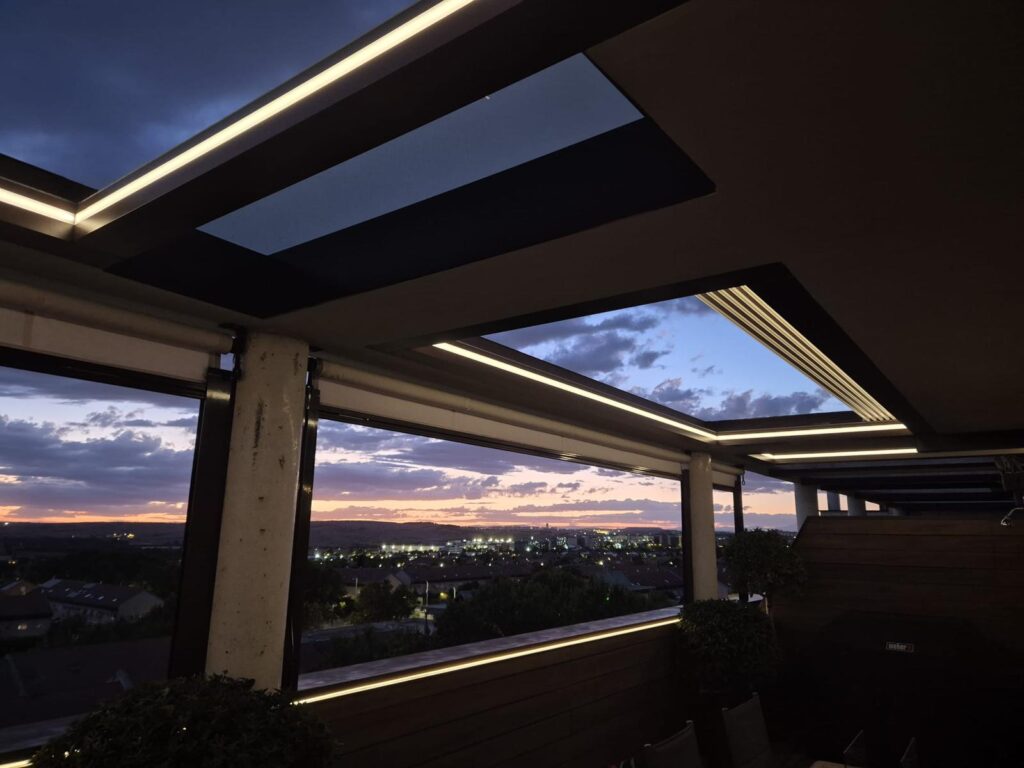 En la imagen se ve una pergola bioclimatica en la terraza de un atico