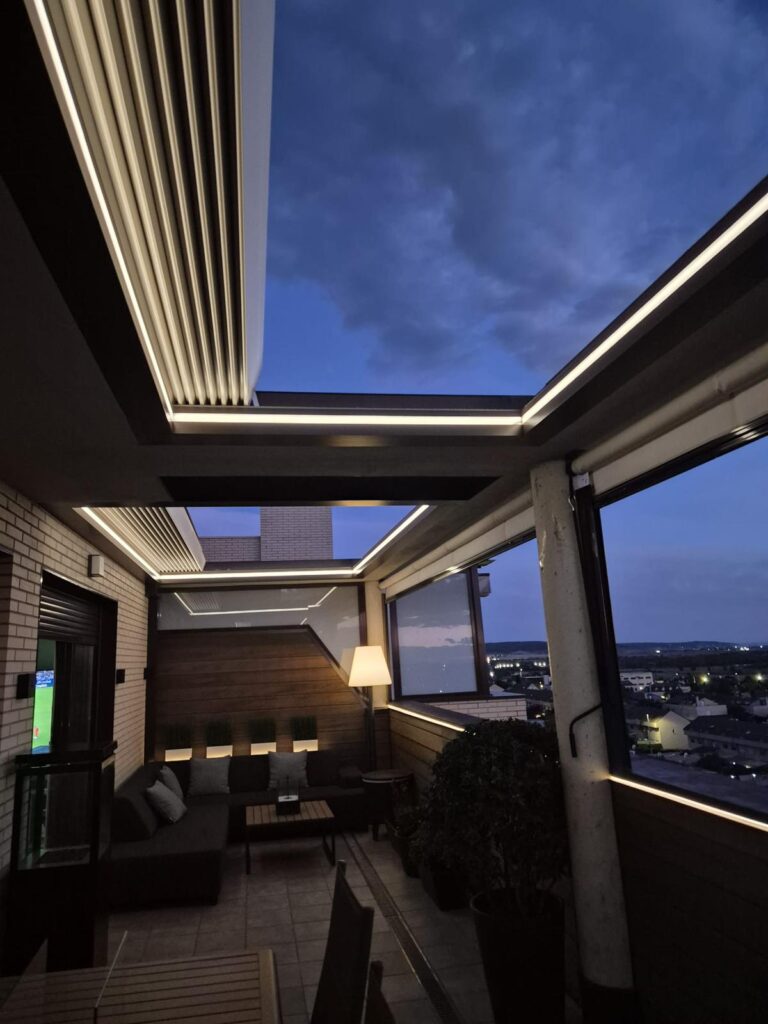 En la imagen se ve una pergola bioclimatica retractil