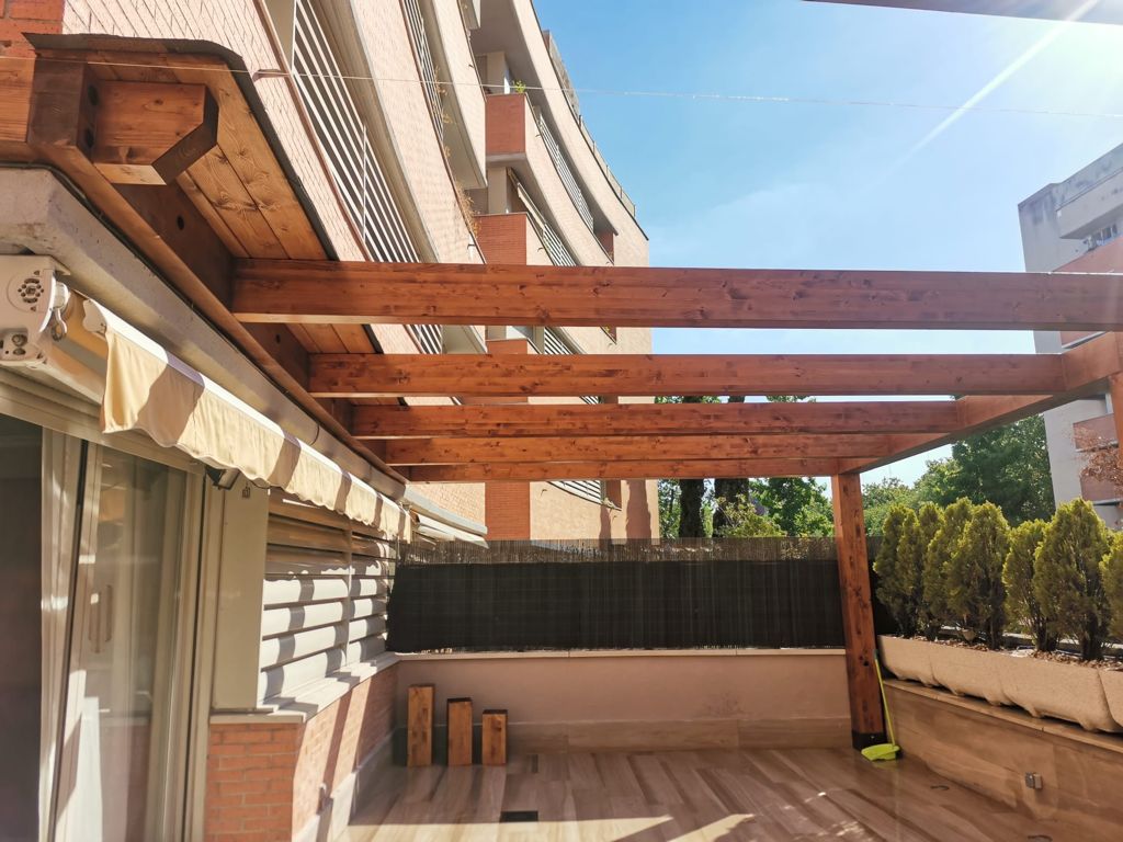 Pérgola de madera en terraza