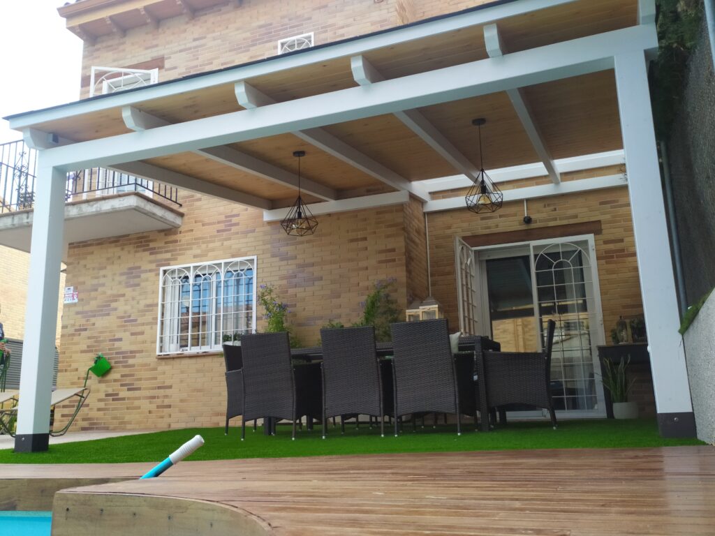 Porche de madera adosado a la vivienda