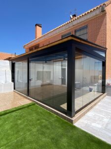 Cortina de cristal en porche de madera