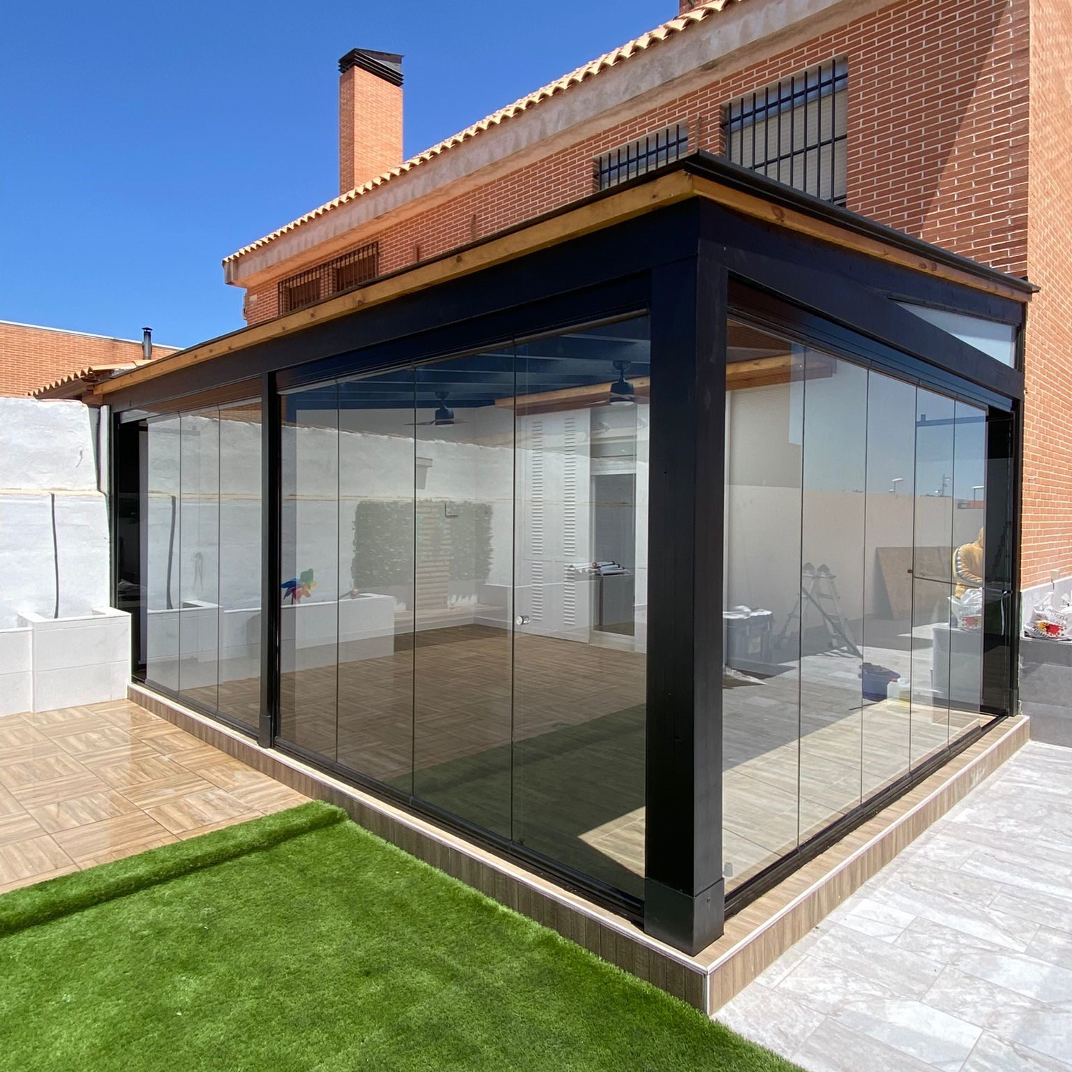 Cortina de cristal en porche de madera