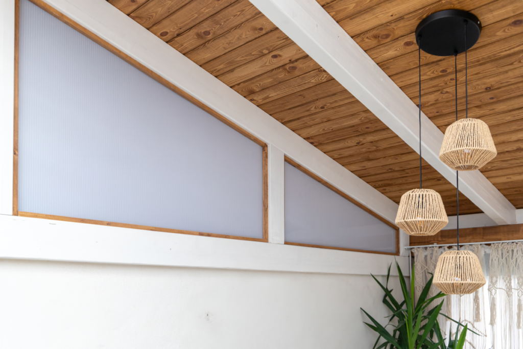 Lampara colgante en porche de madera bicolor