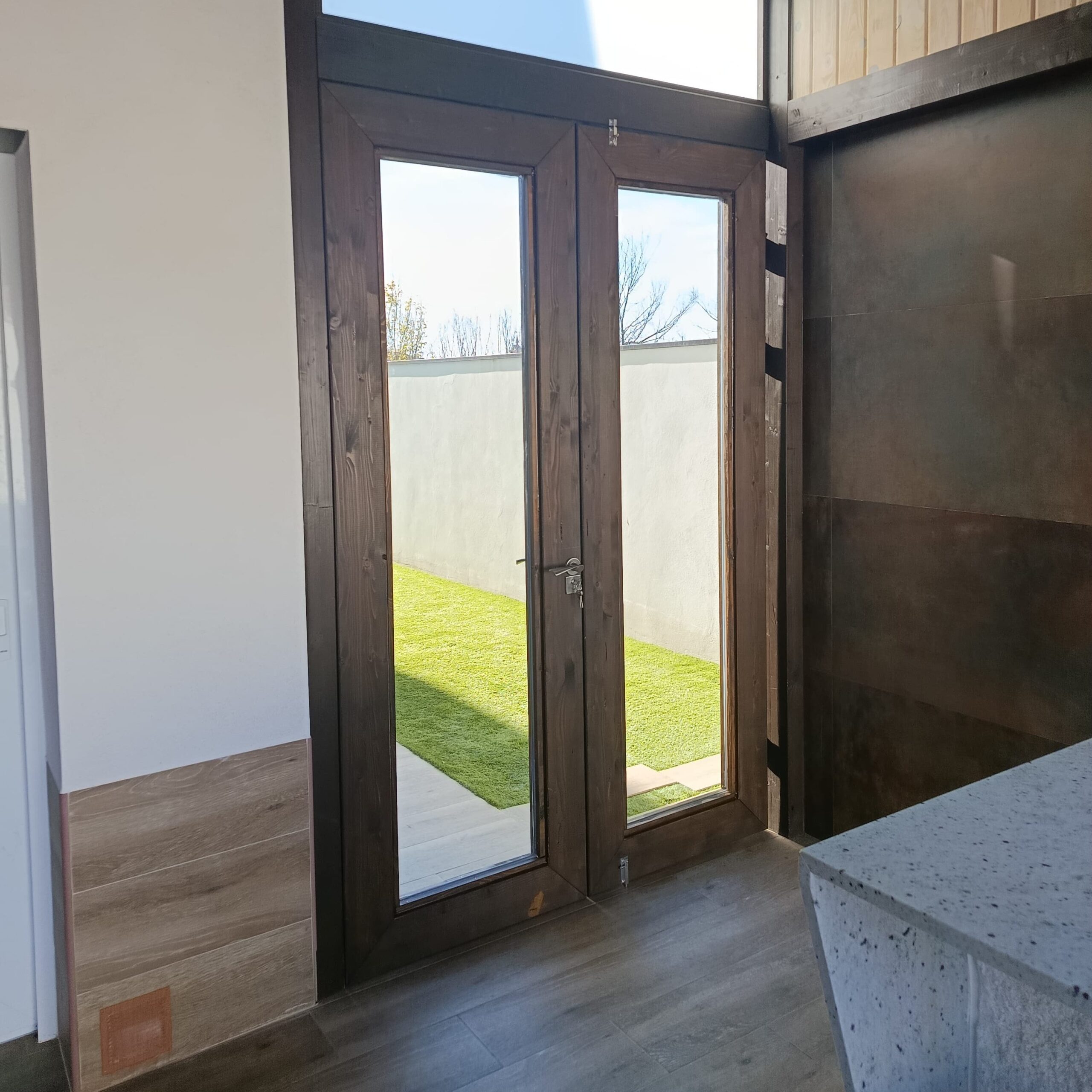 Puerta a medida de madera y cristal en Cubas de la Sagra