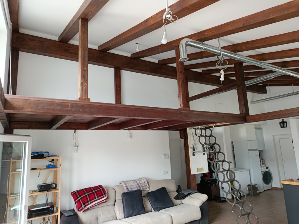 En la imagen se ve un altillo interior de madera