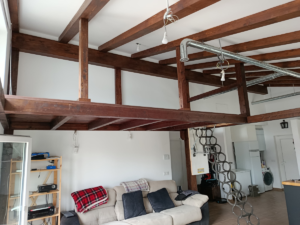 En la imagen se ve un altillo interior de madera