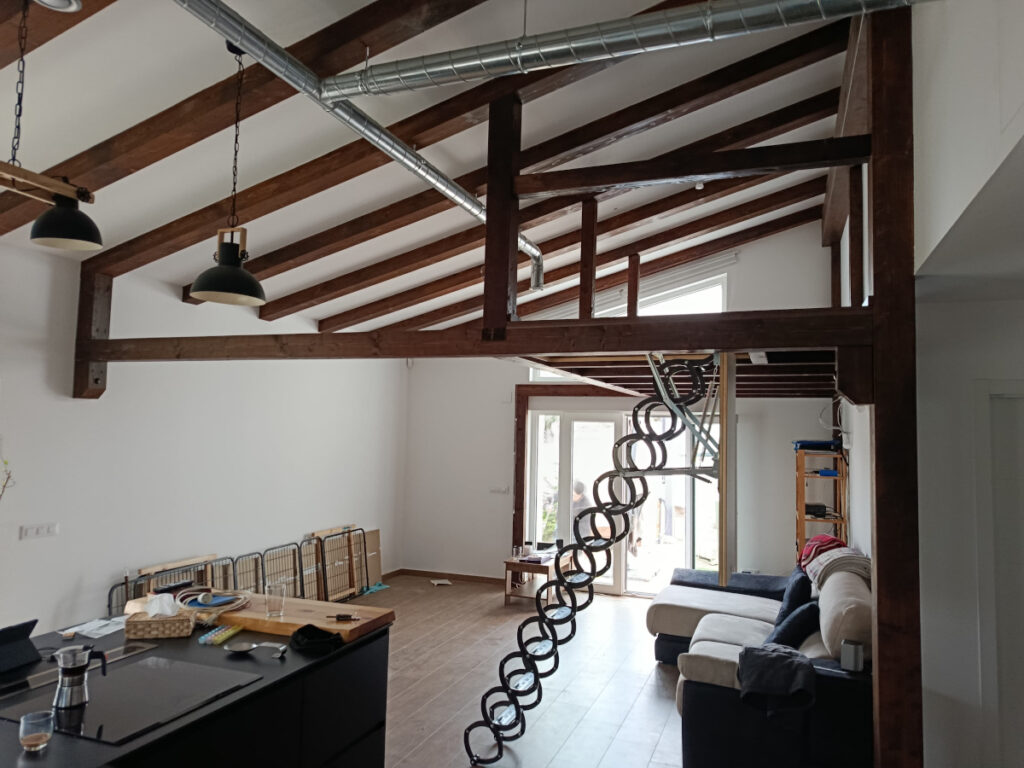 Gana espacio con un altillo de madera en vivienda prefabricada