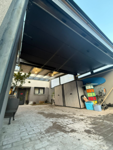 En la imagen se ve todo el interior del carport desde la puerta del garage