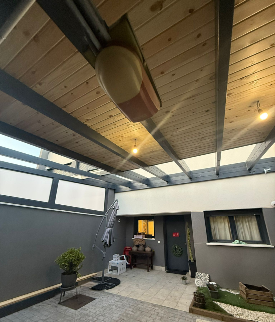 En la imagen se ve el acabado interior de una pergola para guardar coches, carport