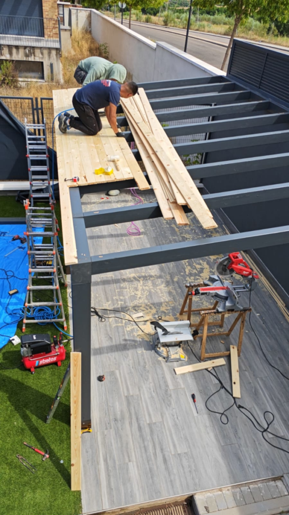 En el texto se ven operarios montando la tabla