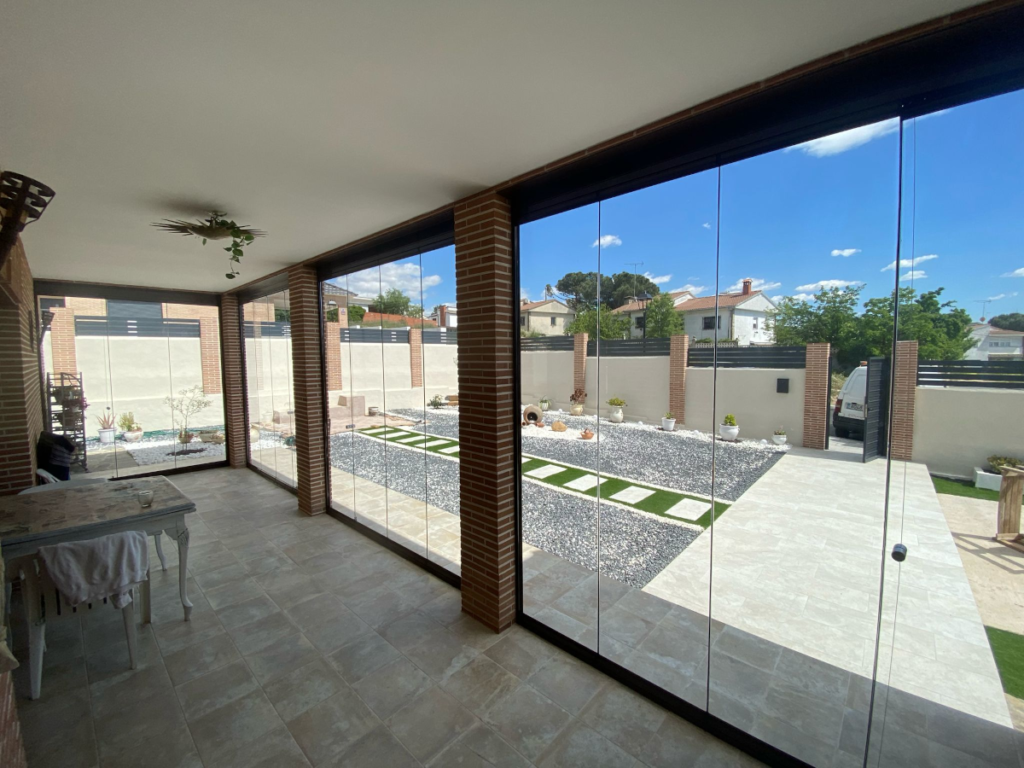 Interior de porche con cortina de cristal