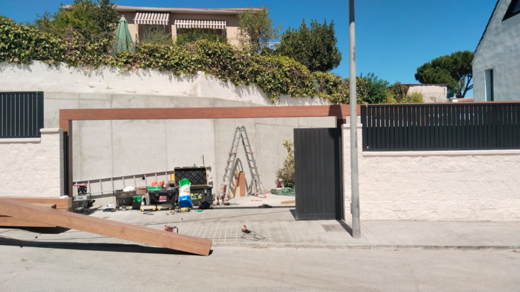 En la imagen se ve la vista principal de la entrada del paso de carruajes con la viga superior cubriendo el vano