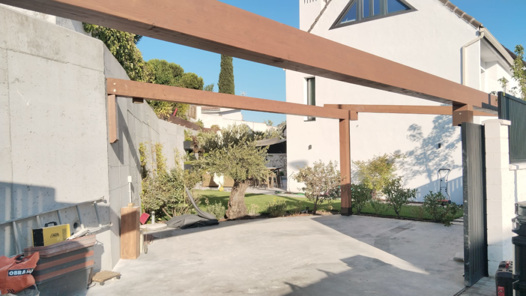 En la imagen se ve la estructura portante de la pergola preparada para colocar las vigas superiores