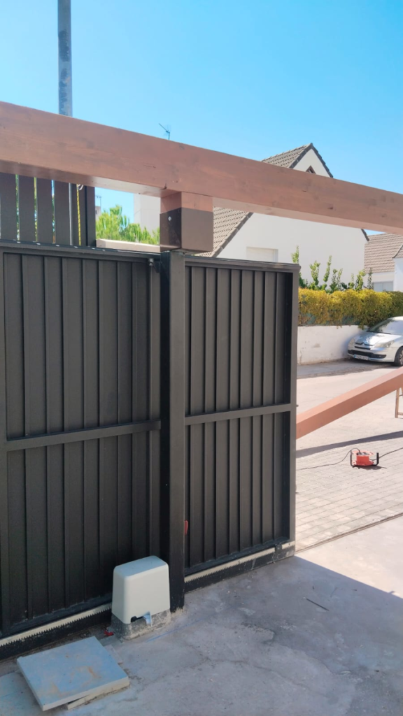 En la imagen se ve la solucion al vano soldando una cazoleta de recepcion sobre uno de los pilares del marco de la puerta