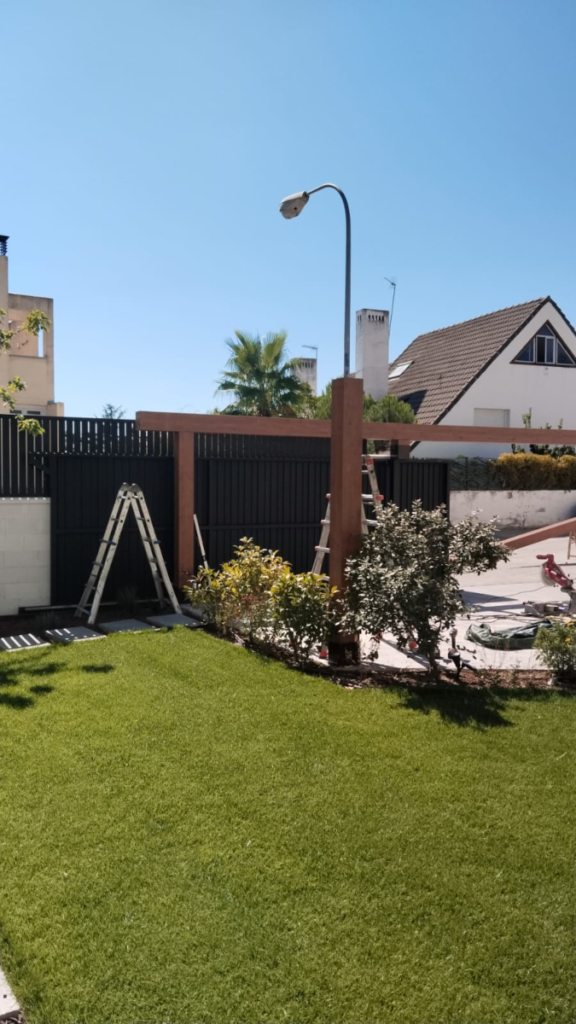 Detalle del proceso constructivo en el que se ven algunos pilares colocados