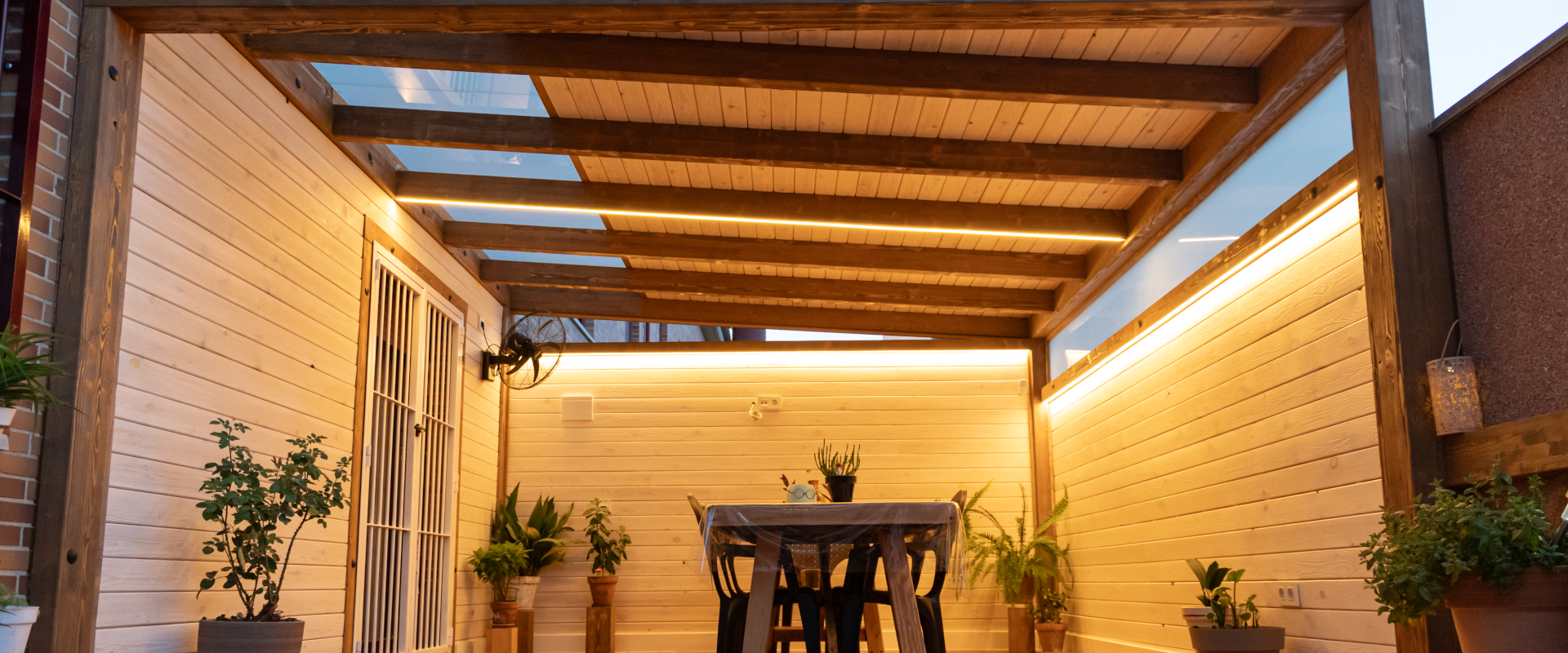 El porche que tu patio esta pidiendo a gritos En la foto se ve un porche de madera con tragaluz acristalado en un patio