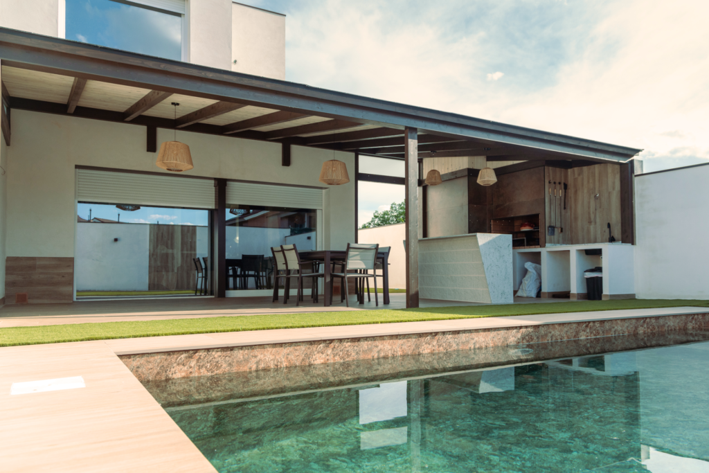 En la foto se ve un porche de estilo moderno en la piscina de un chalet moderno